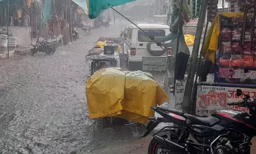 बारिश के साथ चने और बेर के आकार के गिरे ओले, किसानों की बढ़ गई चिंता