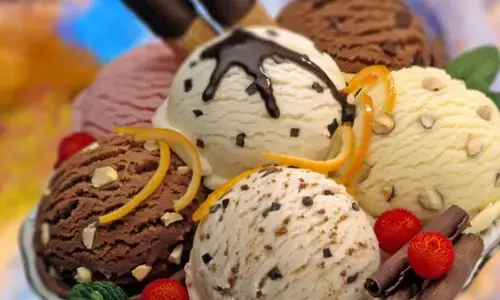चिलचिलाती धूप से पाना चाहते हैं राहत तो घर पर बनाएं स्वादिष्ट आइसक्रीम, रेसिपी बेहद आसान