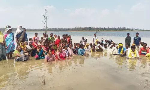 लंबित मांगों को लेकर बावनथड़ी नदी पर आदिवासियों ने किया जलसमाधि आंदोलन