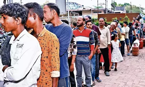 एजेंसियों में न लगे भीड़, इसलिए हाॅकर अब उपभोक्ताओं के घरों में पहुंचाएंगे सिलेंडर