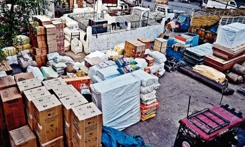 सघन व्यावसायिक व रहवासी क्षेत्रों में खुलेआम चल रहे ज्वलनशील सामग्रियों के गोदाम, जिम्मेदार बेफिक्र