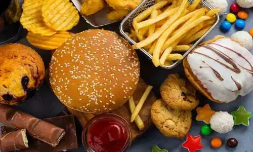 गर्मियों में रहना चाहते हैं फिट तो, ये खाने से करें परहेज, हमेशा रहेंगे एक्टिव