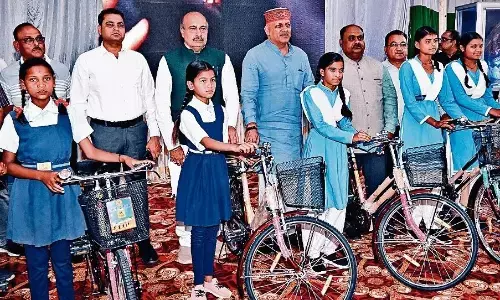 बच्चों के माथे पर लगा उज्ज्वल भविष्य का तिलक, कमी रह गई बस खीर-पूड़ी की