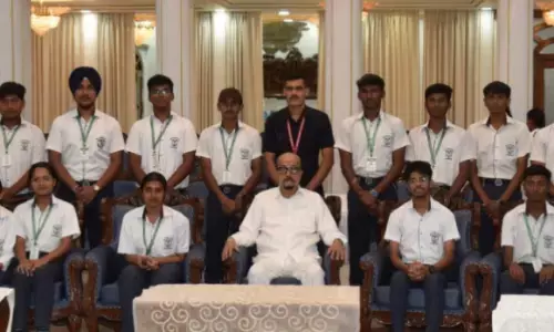 धमतरी के विद्यार्थियों ने किया लोकभवन का भ्रमण : राज्यपाल से की आत्मीय मुलाकात