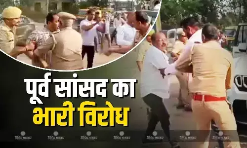 बिजनौर में व्यापारियों और पूर्व सांसद के बीच भारी हंगामा, गाड़ी के सामने लेटे कारोबारी, मामला सुलझाने के लिए 5 करोड़ रुपए की मांग