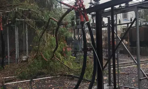 बेमौसम बारिश से पुणे में बिजली आपूर्ति बाधित, कई क्षेत्रों में घंटों अंधेरा