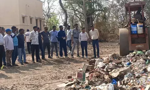 गडचिरोली जिले में जब्त की गई 1 करोड़ की शराब पर चला बुलडोजर गडचिरोली जिले में जब्त की गई 1 करोड़ की शराब पर चला बुलडोजर