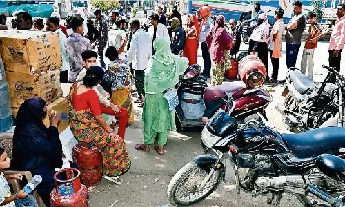 हॉकर घर तक पहुंचा नहीं पा रहे सिलेंडर, एजेंसियों में लग रही लाइन