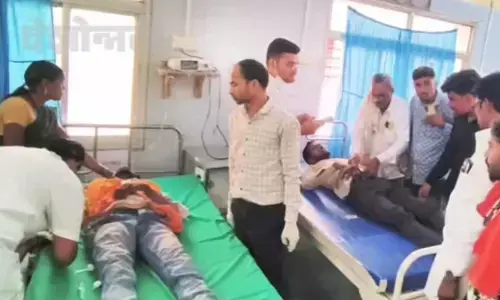 तेज रफ्तार ऑटो पलटने से 9 लोग गंभीर रूप से हुए घायल, औंधा नागनाथ के ग्रामीण अस्पताल में भर्ती