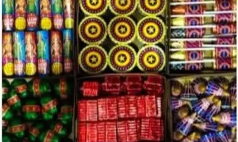 समसापुर क्षेत्र में अवैध पटाखा निर्माण केंद्र पर पुलिस का छापा, लगभग 2 लाख की सामग्री जब्त और मामला दर्ज