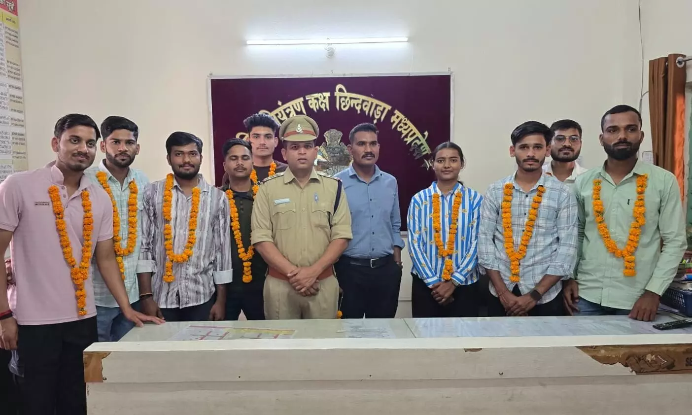 दिशा लर्निंग सेंटर पुलिस लाइन में नि:शुल्क प्रशिक्षण प्रदान कर रहे आरक्षक विजय दिशा लर्निंग सेंटर पुलिस लाइन में नि:शुल्क प्रशिक्षण प्रदान कर रहे आरक्षक विजय