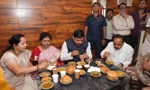 मशहूर कचौड़ी और पूरी-राम भाजी, सीएम डॉ. यादव ने लोकल व्यंजनों का जमकर लिया स्वाद, Photos वायरल