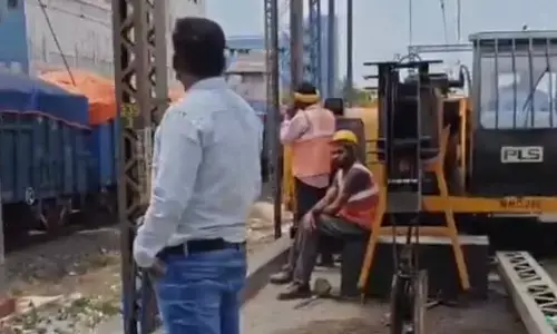 रेलवे ट्रैक पर खड़े हुए शख्स का वीडियो देख यूजर्स का चकराया माथा, सोशल मीडिया पर हो रहा वायरल रेलवे ट्रैक पर खड़े हुए शख्स का वीडियो देख यूजर्स का चकराया माथा, सोशल मीडिया पर हो रहा वायरल