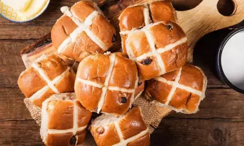 इस ईस्टर पर घर में ही बनाने हैं हॉट क्रॉस बन्स, तो यहां देखें आसान और खास रेसिपी इस ईस्टर पर घर में ही बनाने हैं हॉट क्रॉस बन्स, तो यहां देखें आसान और खास रेसिपी