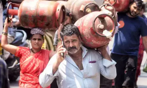 पेट्रोल-डीजल और LPG पर केंद्र सरकार ने क्या कहा? ईंधन सप्लाई को लेकर लोगों से की ये अपील पेट्रोल-डीजल और LPG पर केंद्र सरकार ने क्या कहा? ईंधन सप्लाई को लेकर लोगों से की ये अपील