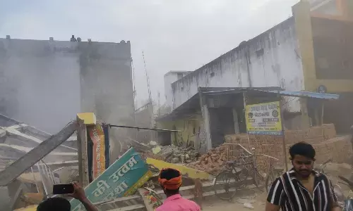 मध्य प्रदेश के अनूपपुर जिले में बड़ा हादसा, तीन मंजिला बिल्डिंग भरभराकर गिरी, एक की मौत, कई घायल मध्य प्रदेश के अनूपपुर जिले में बड़ा हादसा, तीन मंजिला बिल्डिंग भरभराकर गिरी, एक की मौत, कई घायल