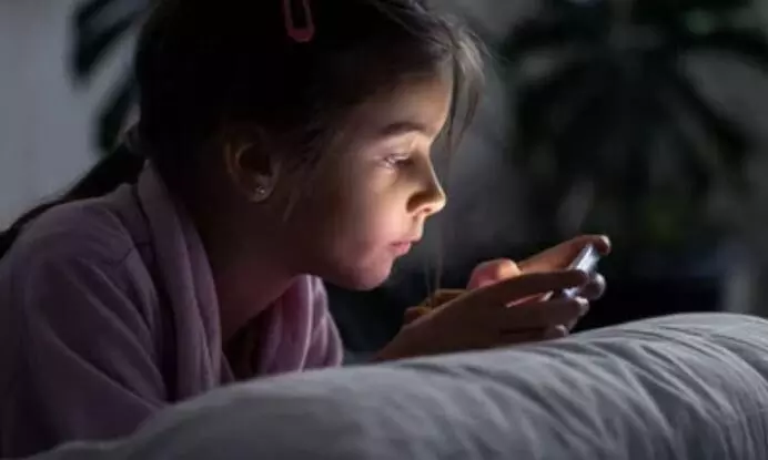 बच्चों को लग गई है मोबाइल की आदत? तो इन टिप्स से बच्चों की सुधारें आदत बच्चों को लग गई है मोबाइल की आदत? तो इन टिप्स से बच्चों की सुधारें आदत