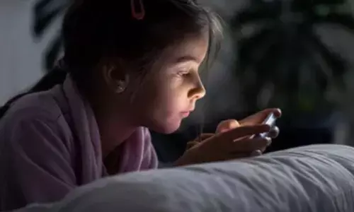 बच्चों को लग गई है मोबाइल की आदत? तो इन टिप्स से बच्चों की सुधारें आदत