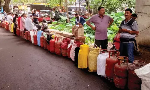 गैस संकट कम होने का नाम नहीं ले रहा, एजेंसी कार्यालय में उपभोक्ता आपस में भिड़े गैस संकट कम होने का नाम नहीं ले रहा, एजेंसी कार्यालय में उपभोक्ता आपस में भिड़े