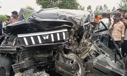 ड्राइवर ने गाड़ी पर कंट्रोल खोया, सड़क किनारे खड़े टैंकर से हुई टक्कर, पांच लोगों की मौके पर मौत, फंसे घायलों को ऐसे निकाला