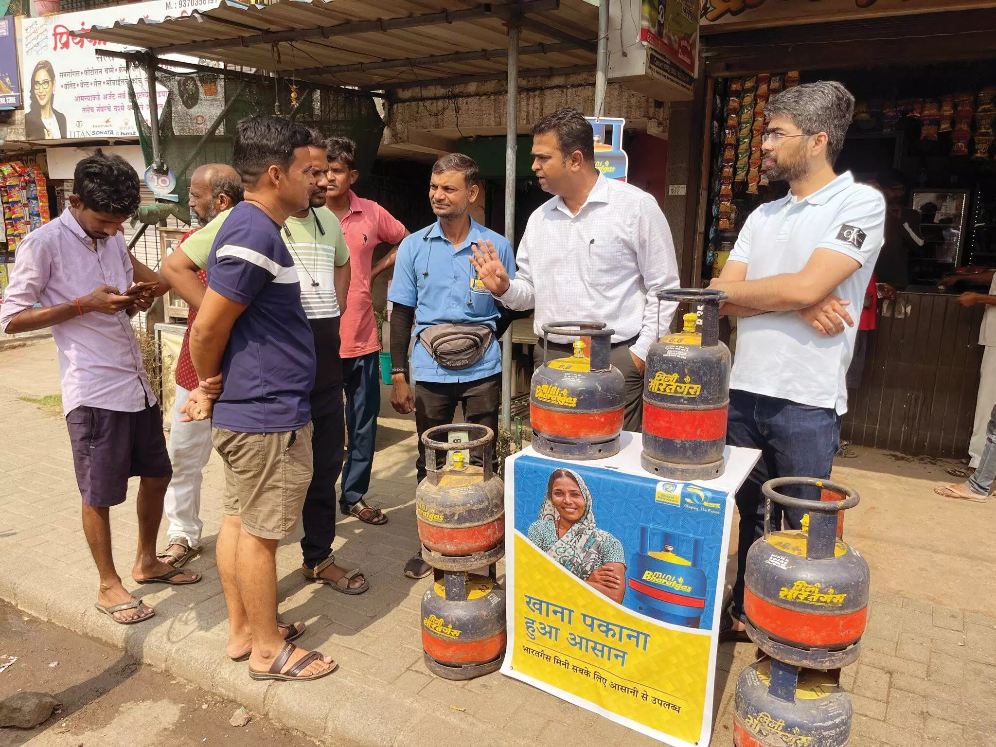 इस छोटू ने दी बड़ी राहत, मजदूरों के पलायन का डर थमा, ऑयल कंपनियों ने 649 रुपए में शुरू की विशेष सिलेंडर योजना इस छोटू ने दी बड़ी राहत, मजदूरों के पलायन का डर थमा, ऑयल कंपनियों ने 649 रुपए में शुरू की विशेष सिलेंडर योजना