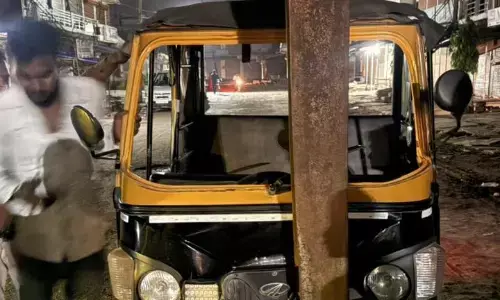 बीच सड़क बिजली विभाग की लापरवाही का खंभा, तीन दिन में दो वाहन टकराये