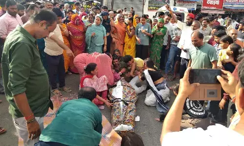 पत्नी साथ नहीं लौटी तो पेट्रोल छिड़कर लगा ली आग