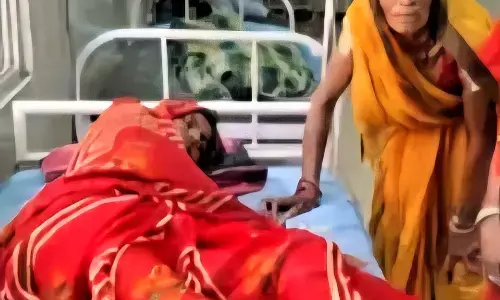 हाईटेंशन लाइन की चिंगारी से खेत में कटाई कर रही महिला बेसुध