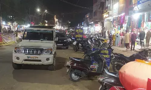 मॉडल रोड से लेकर गांधी चौक तक वाहनों का कब्जा