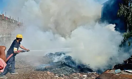 गुरंदी बाजार में तीन कबाड़ दुकानों में लगी भीषण आग