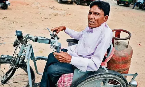 चिलचिलाती धूप में बुजुर्ग पहुंच रहे सिलेंडर लेने, एजेंसियों में न शेड का पता और न ही पानी मिल रहा