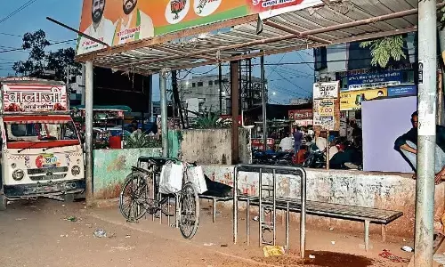 मेंटेनेंस न होने से कबाड़ में तब्दील हो रहे बस स्टाॅप