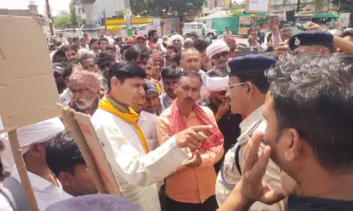 बांध परियोजनाओं से प्रभावित ग्रामीण जनआक्रोश के लिए जा रहे थे दिल्ली, पन्ना में राकने से भड़का आक्रोश