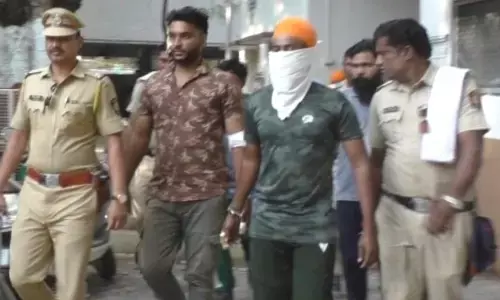 एक के बाद एक मर्डर के तीन मामलों से इलाके में मचा हड़कंप, सलाखों के पीछे पहुंचे 6 - फरार आरोपियों की पड़ताल शुरु एक के बाद एक मर्डर के तीन मामलों से इलाके में मचा हड़कंप, सलाखों के पीछे पहुंचे 6 - फरार आरोपियों की पड़ताल शुरु