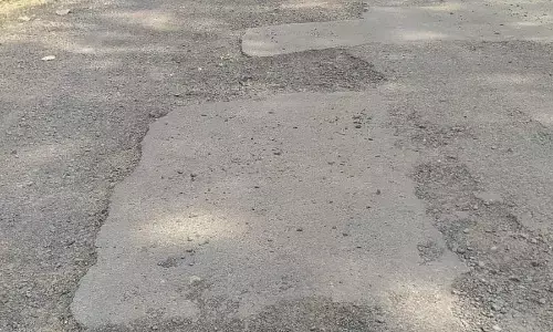 घटिया मैटेरियल उपयोग करने का आरोप, आवागमन में परेशानी घटिया मैटेरियल उपयोग करने का आरोप, आवागमन में परेशानी