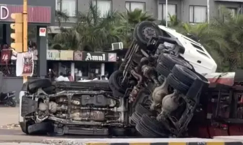 जयपुर में मैथलान से भरा टैंकर पलटा, मौके पर अफरा-तफरी का माहौल, एतिहातन के तौर पर इलाके को कराया खाली