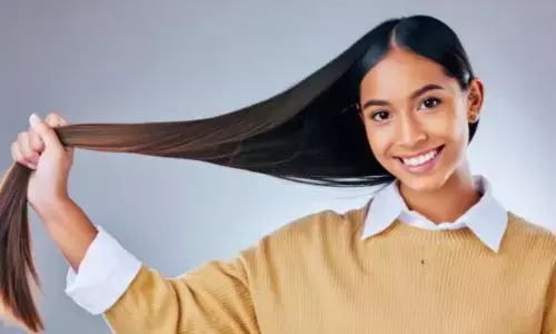 गर्मियों में चिपचिपे बाल से परेशान? ऐसे करेंगे केयर तो नहीं होगा हेयर फॉल