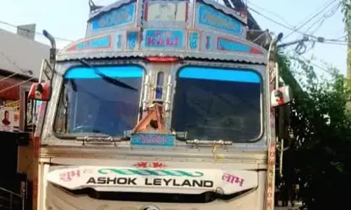 कोलकाता के लिए निकला ट्रक, गूगल मैप ने घुसाया गली में, खंभे को मारी टक्कर