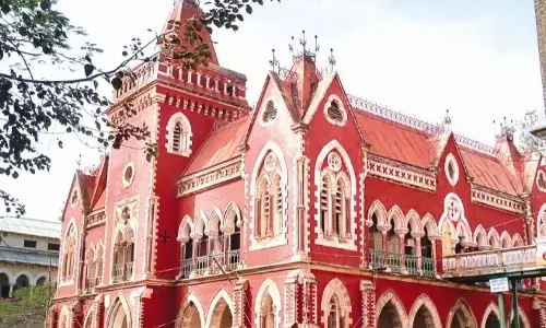 स्वयं के उपकरणों से जांच कर रहे डॉक्टर, कम्प्यूटर तक नहीं पहुंचे