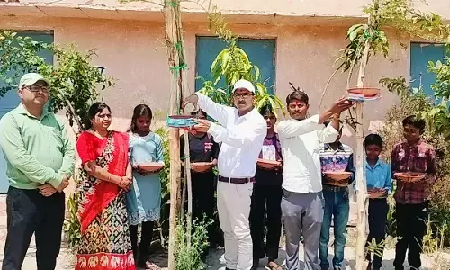 पक्षियों के लिए दाना-पानी की व्यवस्था, बच्चों ने दिखाई संवेदनशीलता