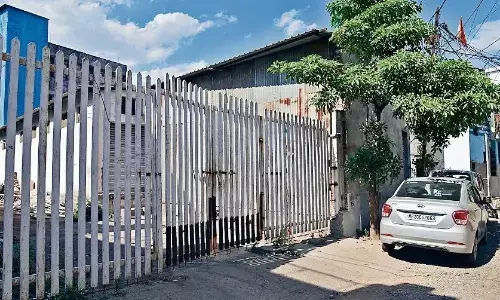 सघन रहवासी क्षेत्र में कागज का गोदाम जरा सी चिंगारी से भड़क सकती है आग