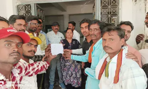 तहसील कार्यालय पहुंचे ग्राम खम्हरिया के ग्रामीण, चौकीदार पद पर नियुक्ति हेतु आवेदन की तारीख बढ़ाए जाने के लिए दिया आवेदन