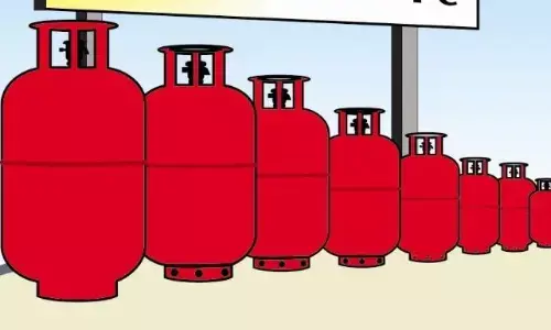 हॉकरों के साथ ही एजेंसियों से भी अब मिलने लगी रसोई गैस पहले दिन छोटी दिखी कतार