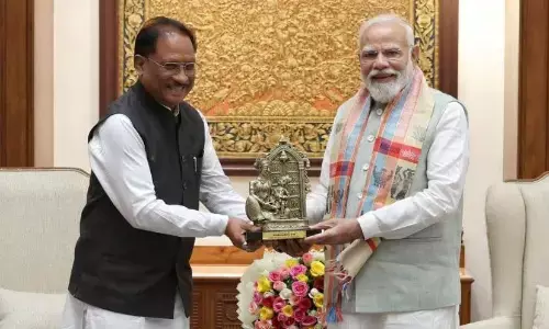 मुख्यमंत्री साय ने प्रधानमंत्री नरेंद्र मोदी को बेल मेटल निर्मित ‘माता कौशल्या के राम’ कलाकृति की भेंट मुख्यमंत्री साय ने प्रधानमंत्री नरेंद्र मोदी को बेल मेटल निर्मित ‘माता कौशल्या के राम’ कलाकृति की भेंट