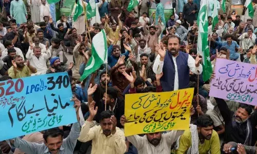 पाकिस्तान में लॉकडाउन के ऐलान के बाद ही फूटा लोगों का गुस्सा, रोड पर कर रहे प्रदर्शन पाकिस्तान में लॉकडाउन के ऐलान के बाद ही फूटा लोगों का गुस्सा, रोड पर कर रहे प्रदर्शन