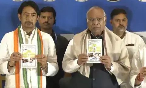 पश्चिम बंगाल में कांग्रेस चीफ ने जारी किया घोषणा पत्र, महिलाओं...किसानों...बेरोजगारों समेत कई क्षेत्र के लिए किए वादे