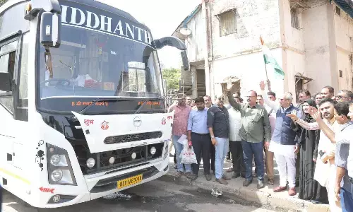 मुंबई से वोट डालने के लिए केरल रवाना हुए लोग, सपकाल और अमीन पटेल ने बस को दिखाई हरी झंडी