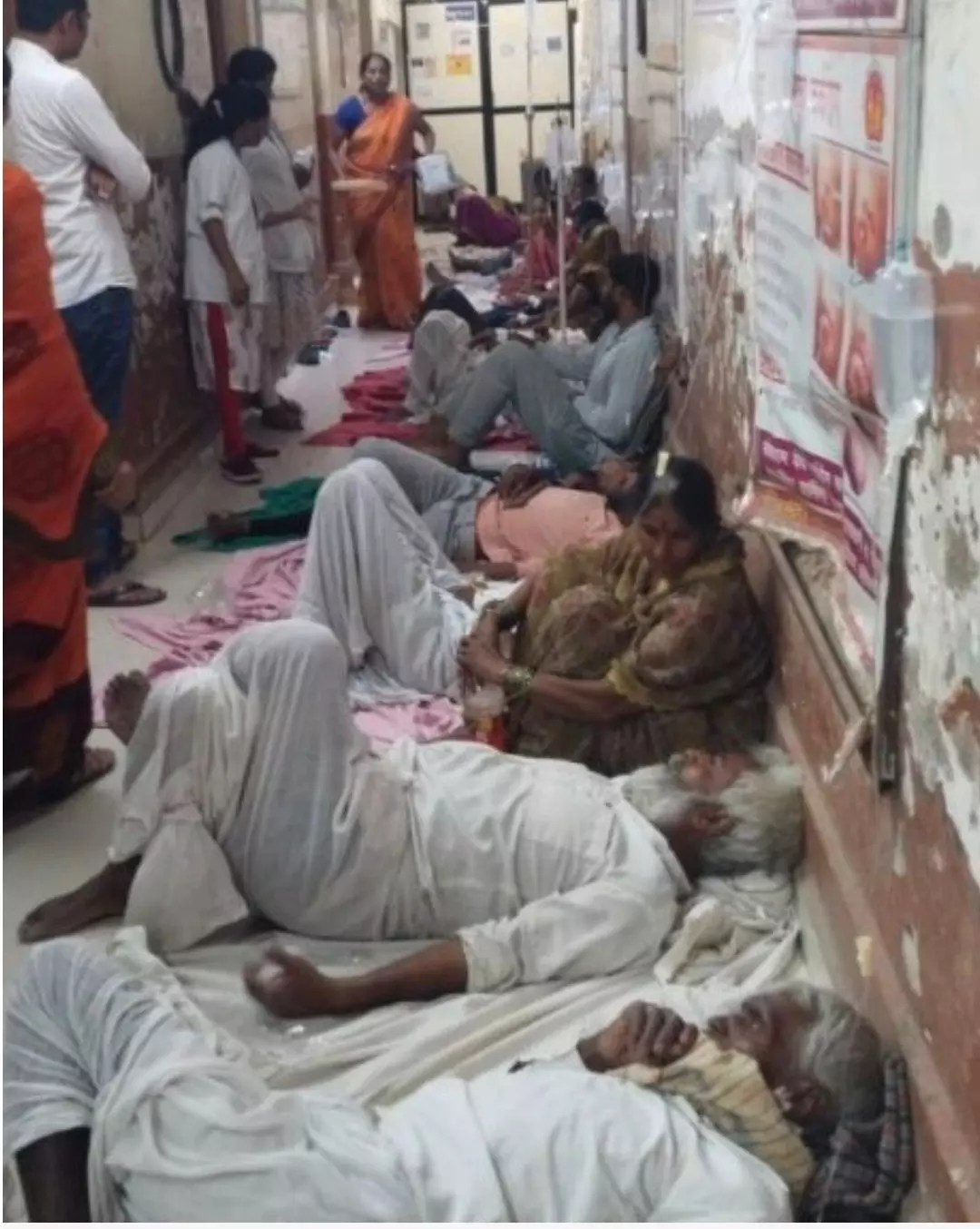 आंबिल पीने से 150 से अधिक लोग बीमार, अस्पताल में जगह न होने पर शादीखाने के हॉल में इलाज जारी आंबिल पीने से 150 से अधिक लोग बीमार, अस्पताल में जगह न होने पर शादीखाने के हॉल में इलाज जारी