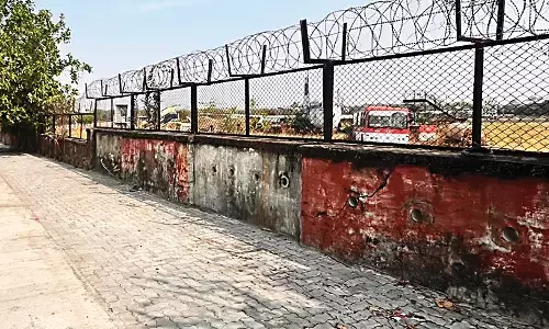 एयरपोर्ट की सुरक्षा दीवार ही बनी खतरा, कहीं-कहीं मानक से आधी रह गई ऊंचाई एयरपोर्ट की सुरक्षा दीवार ही बनी खतरा, कहीं-कहीं मानक से आधी रह गई ऊंचाई