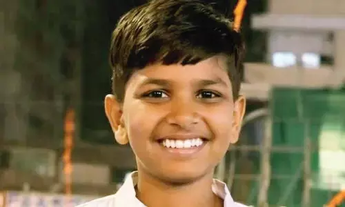 चलते वाहन में दबाया गला ,आयुष ने स्वयंसेवक का अपना कार्ड निकालकर अथर्व के गले में डाल दिया चलते वाहन में दबाया गला ,आयुष ने स्वयंसेवक का अपना कार्ड निकालकर अथर्व के गले में डाल दिया